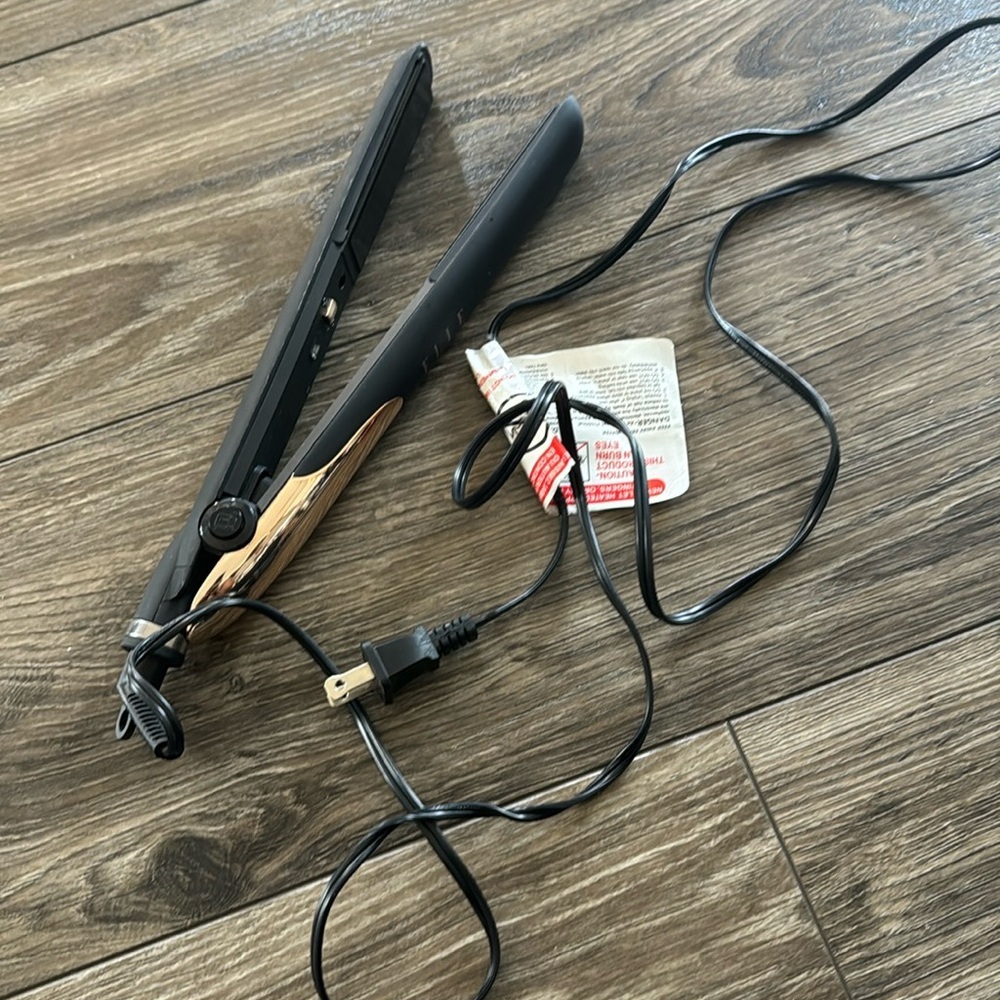 ELLE HAIR STRAIGHTENER